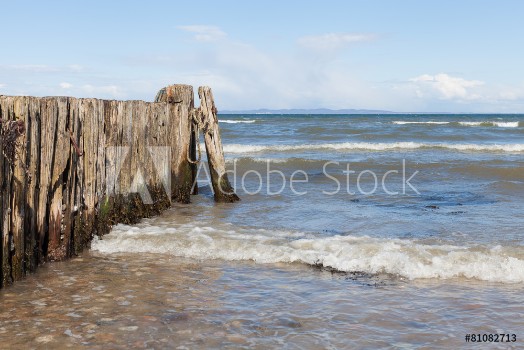 Image de Wooden Wave Breaker on European Beach Coast